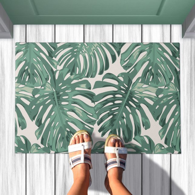 Paillasson Tropical Sage Green Jungle Feuille Motif (Doormat in situ. Pattern of sage green monstera jungle leaves)