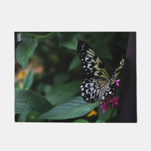 Paillasson Un papillon jaune sur des fleurs roses