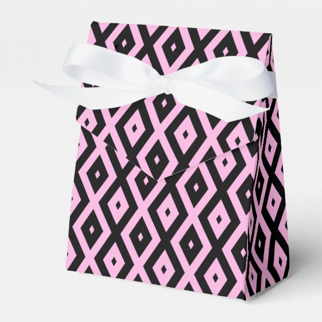 Pale pink and black diamond pattern favor box (Front Side)