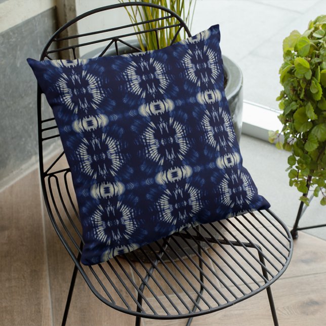 Palm Leaf in Delft Blue  Throw Pillow (Creator Uploaded)
