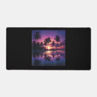 Palmiers de la plage au coucher de soleil violet 