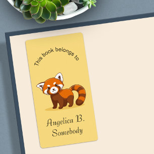 Panda rouge mignon sur plaque jaune
