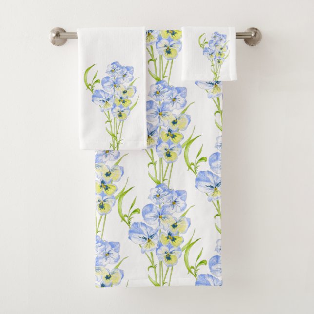 Pansies bleues Icy sur un ensemble de serviettes d (En situation)