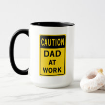 Papa à la tasse de café de travail