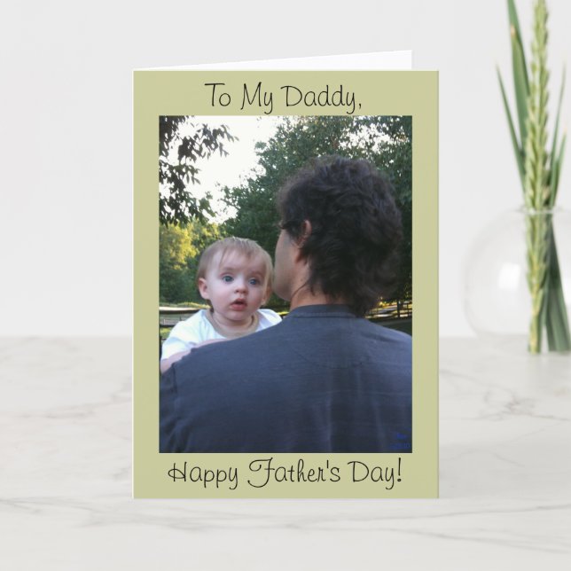 Papa tient la carte de Fête des pères bébé de l'en (Devant)