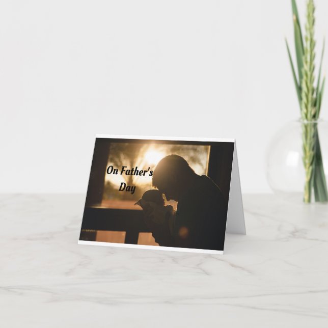 Papa tient une carte de voeux pour bébé (Devant)