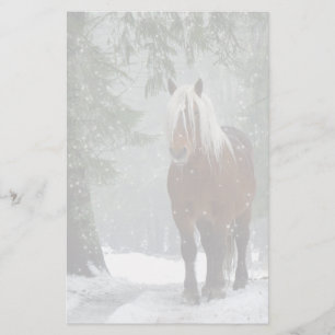 Papeterie Cheval Brown dans une forêt d'hiver avec chute de