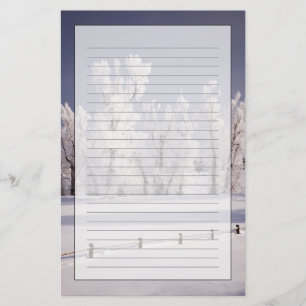 Papeterie Frost a couvert les arbres et la barrière, le