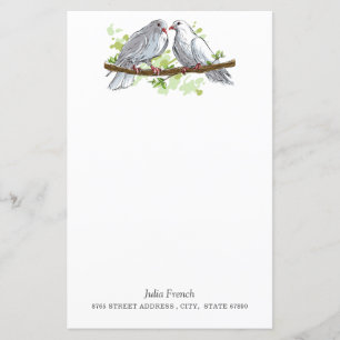Papier à lettres avec colombes de la paix blanches