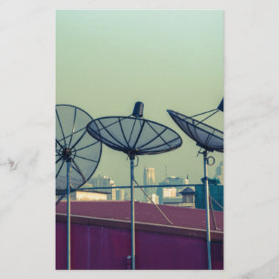Papier antenne parabolique sur les toits de Bangkok
