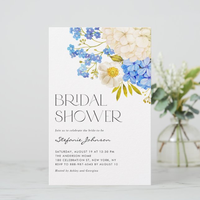 Papier Bleu et blanc Hydrangeas Invitation de la douche n (Debout devant)
