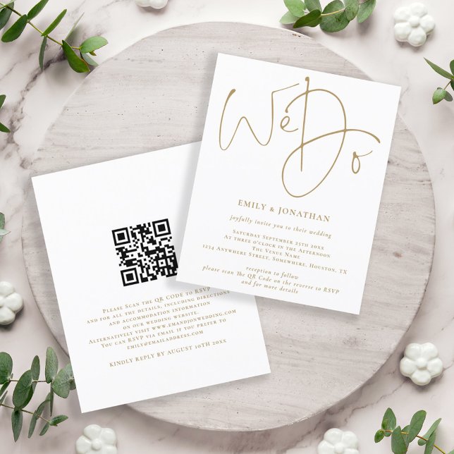 Papier Budget Nous Faisons Gold Script QR Code de Mariage (Front and back view. A smaller size, Budget price value invitation)