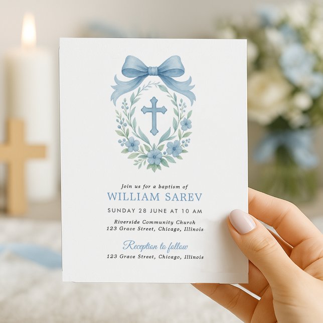 Papier Budget Simple Blue Boy Baptême Invitation avec Bow (Elegant boy baptism invite with blue bow and floral cross – held in hand near candlelight)