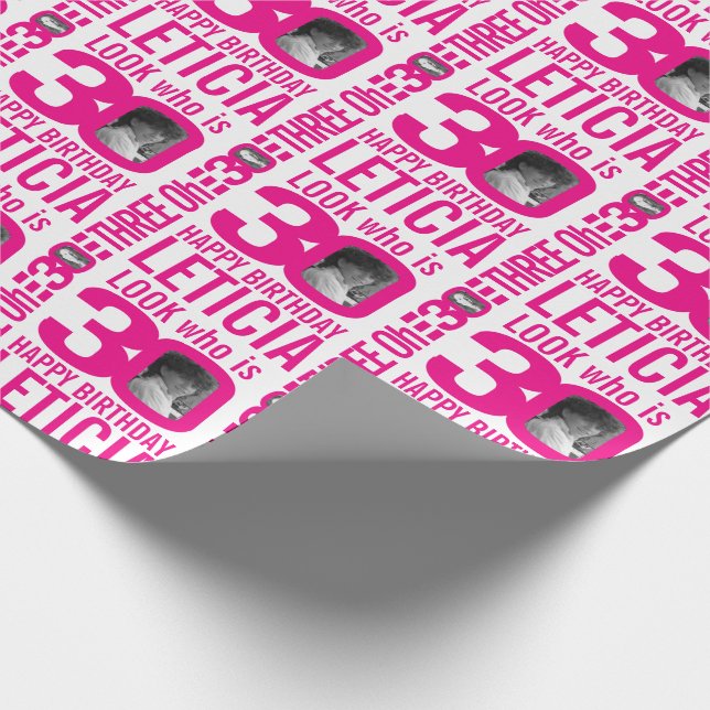Papier Cadeau 30e anniversaire rose look 30 personnalisées photo (Coin)