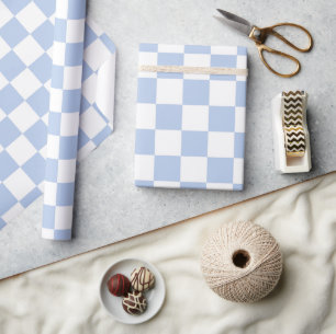 Papier cadeau à carreaux blanc et bleu ciel doux e