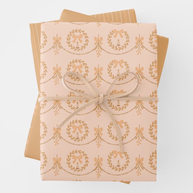 Papier cadeau à motif de gui et de guirlande victo (En situation)