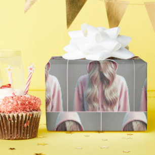 Papier Cadeau Adolescente se cachant derrière de longs cheveux b