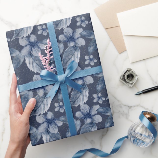 Papier Cadeau Aquarelle Fleurs bleues sur un Arrière - plan bleu (Cadeaux)