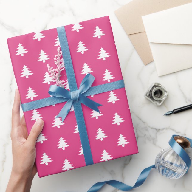 Papier Cadeau Arbres de Noël blanc et classique sur rose (Cadeaux)