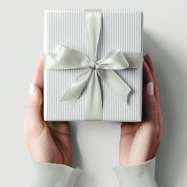 Papier Cadeau Baby shower à rayures vertes à pente douce (Elegant Sage Green & White Pinstriped Baby Shower Wrapping Paper. Simple Sage & White Thin Stripes)