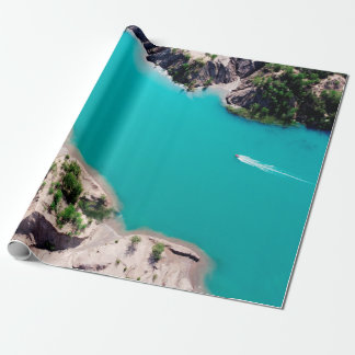 PAPIER CADEAU BATEAU BLANC SUR EAU DE MER BLEUE PENDANT LA JOURN