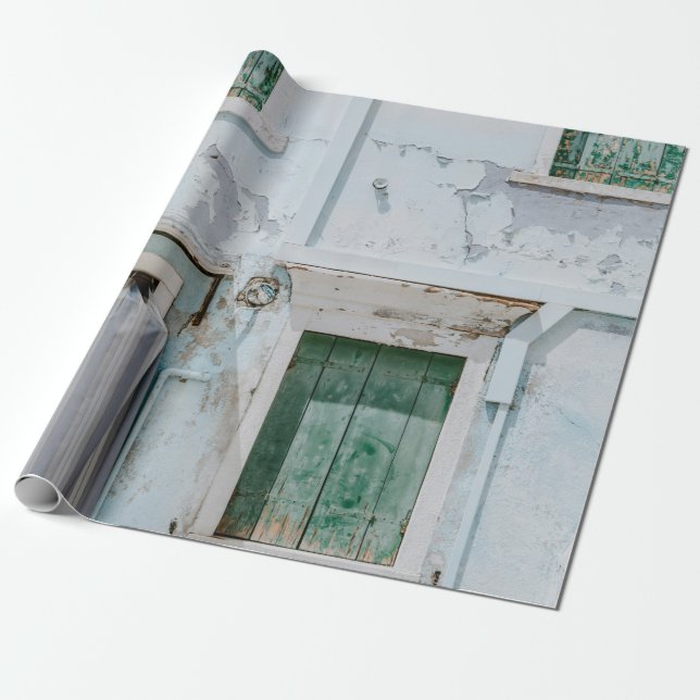 PAPIER CADEAU BÂTIMENT BÉTON BLANC AVEC TROIS FENÊTRES VERTES A (Déroulé)