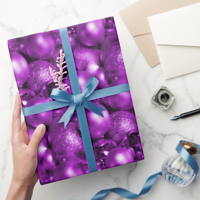 Papier Cadeau Baubles de Noël pourpres (Créateur téléchargé)