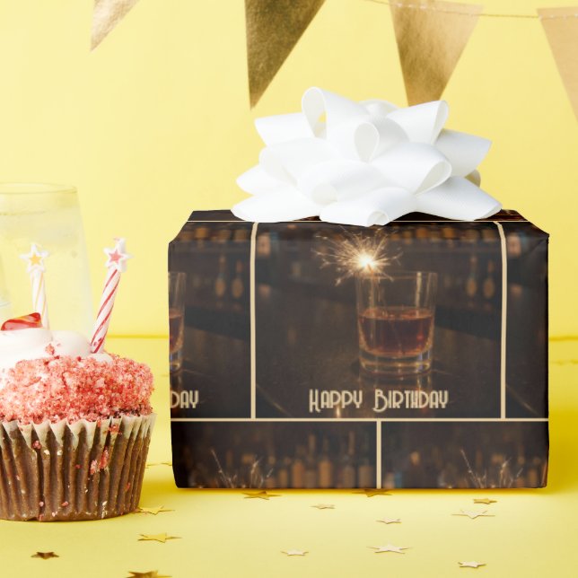 Papier Cadeau Birthday Party Sparkler In a Glass Of Whiskey (Fête d'anniversaire)