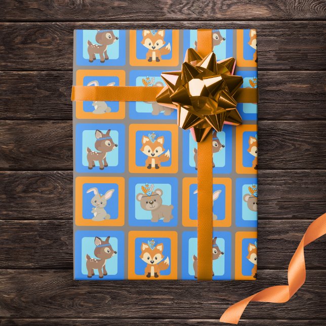 Papier Cadeau Blue Wild One Woodland Animaux Enveloppement Papie (Woodland Animal Wrapping Paper in of Blue, Orange and Brown. Features a Fox, Deer, Bear & Bunny)