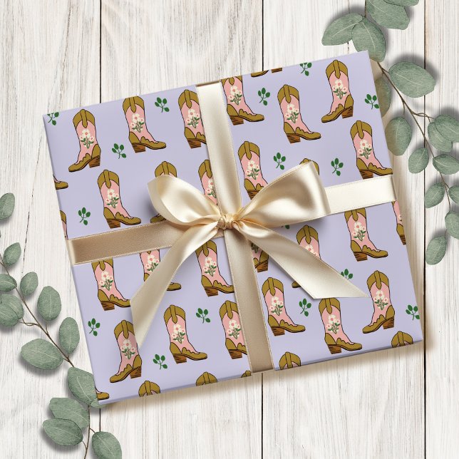 Papier Cadeau Bottes de fille du Sud Anniversaire (Cute girly wrapping paper featuring blush pink and brown  cowgirl boots on a baby blue background.)
