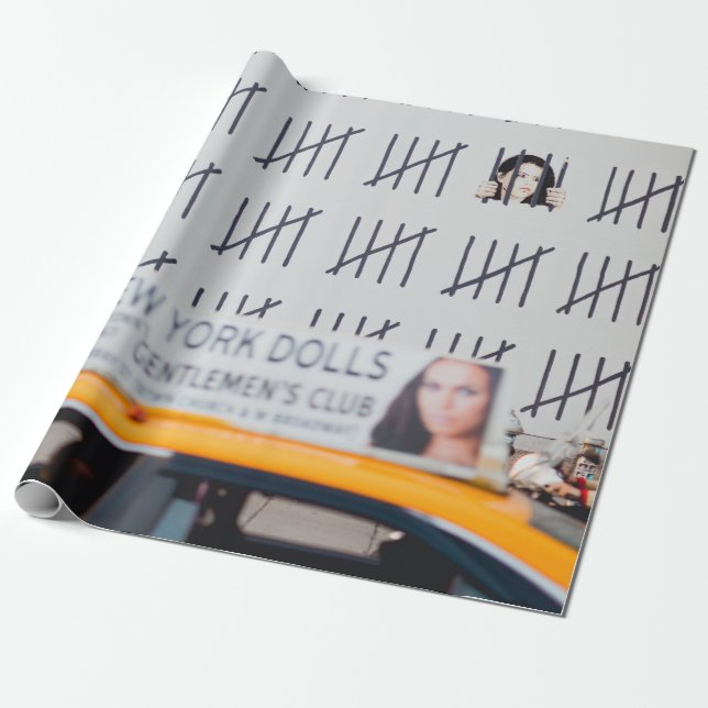 PAPIER CADEAU CAB JAUNE DEVANT UN MUR PEINT BLANC (Déroulé)