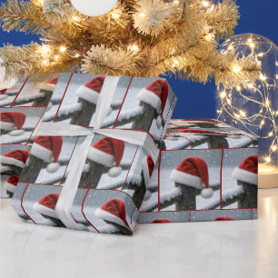 Papier Cadeau Chapeau de Père Noël sur une clôture enneigée