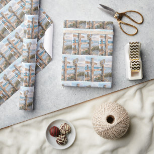 Papier Cadeau Chapeau de plage sur un poteau de clôture rustique
