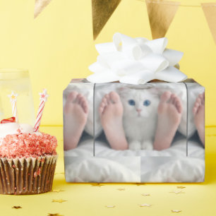 Papier Cadeau Chat blanc et pieds humains sous un édredon