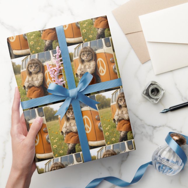 Papier Cadeau Chat de fille hippie penchée sur un Van rétro (Cadeaux)