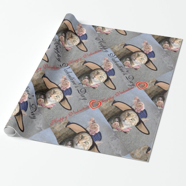 PAPIER CADEAU CHAT ÉLÉGANT AVEC GRAND CASQUETTE DIVA, ROSES ROSE (Déroulé)