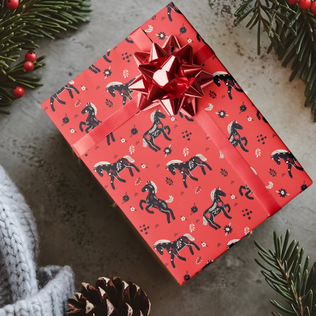 Papier Cadeau Chevaux avec ornement floral sur un arrière - plan (Black horses with floral ornaments on a red background, Nordic style)