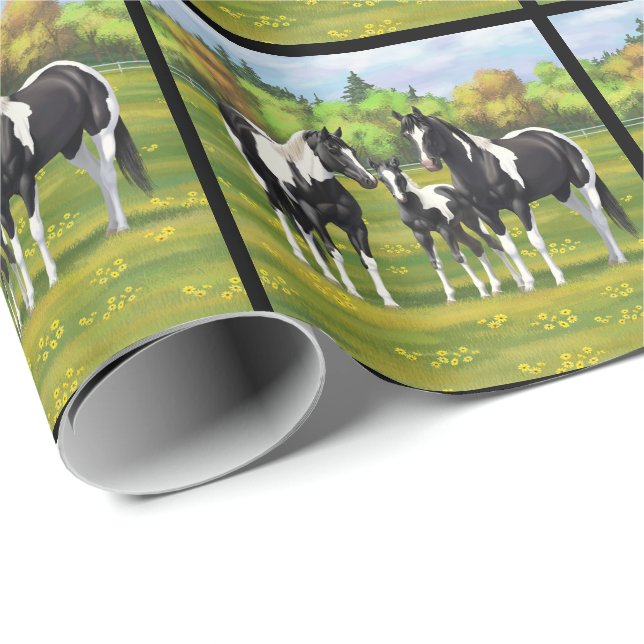 Papier Cadeau Chevaux De Peinture De Pinto Noir En Pâturage Été (Coin rond)