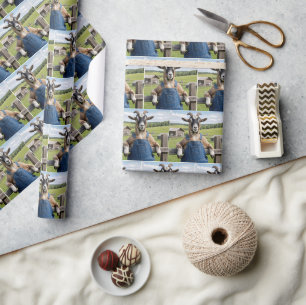 Papier Cadeau Chèvre en salopette en denim bleu