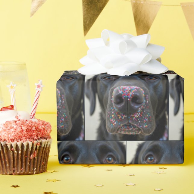 Papier Cadeau Chien De Laboratoire Noir Avec Des Saupouilles Sur (Fête d'anniversaire)