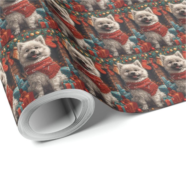 Papier Cadeau Chien Keeshoné avec les cadeaux de Noël cheminée (Coin rond)