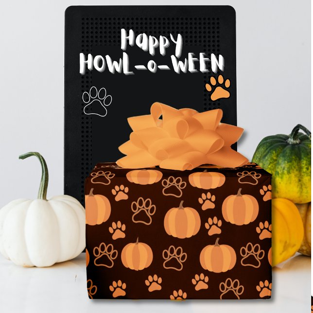 Papier Cadeau Citrouilles et pattes papier enveloppant Halloween (Happy Howl-o-Ween gift with pumpkins and paws orange on black wrapping paper.)