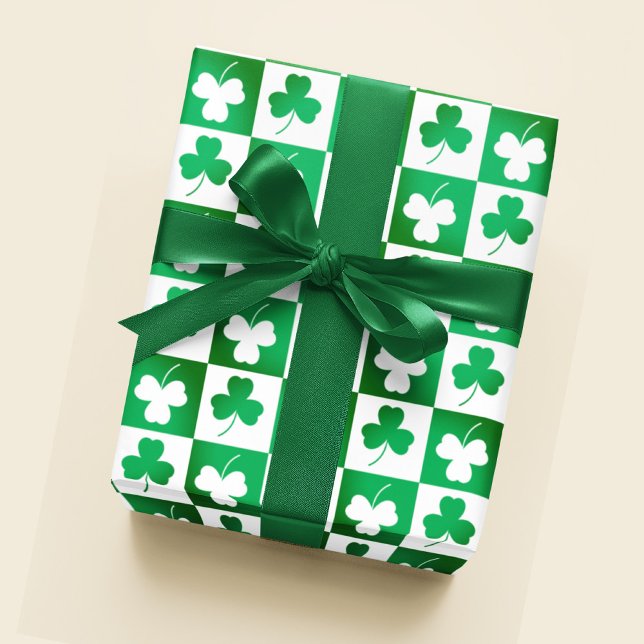 Papier Cadeau Clocher Shamrock vert sur Checkerboard Parti irlan (Créateur téléchargé)