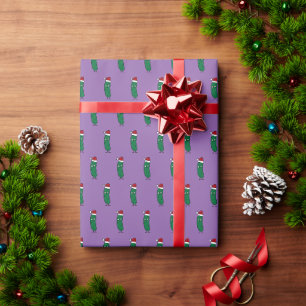 Papier Cadeau Cornichon de Noël portant un chapeau de Père Noël
