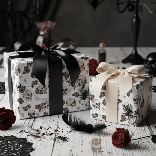 Papier Cadeau Crânes gothiques blancs et fleurs Roses (Gothic Black and White Floral Skulls Wrapping Paper. Vintage Dark Skull Roses Halloween Pattern)