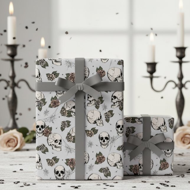 Papier Cadeau Crânes gothiques gris et fleurs Roses (Glam Gothic Floral Skull Wrapping Paper. Ornate Hand Drawn Vintage Skulls & Roses in Black Ink)