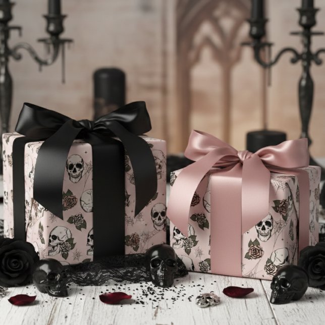 Papier Cadeau Crânes gothiques roses et fleurs Roses (Gothic Blush Pink & Black Floral Skulls Wrapping Paper. Vintage Dark Skull Roses Halloween Pattern)