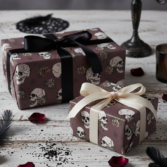 Papier Cadeau Crânes gothiques violets foncés et fleurs Roses (Gothic Dark Purple & Black Floral Skulls Wrapping Paper. Vintage Dark Skull Roses Halloween Pattern)