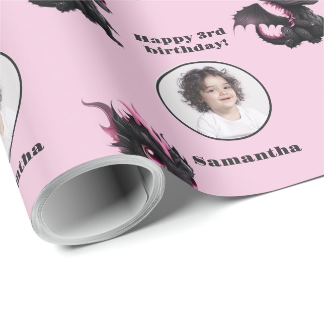 Papier Cadeau Cute noir rose Chibi Dragon Texte Photo personnali (Coin rond)
