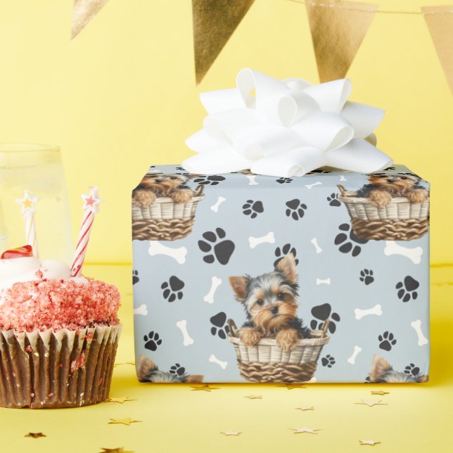 Papier Cadeau Cute Yorkie chiot dans Empreinte de patte panier (Fête d'anniversaire)